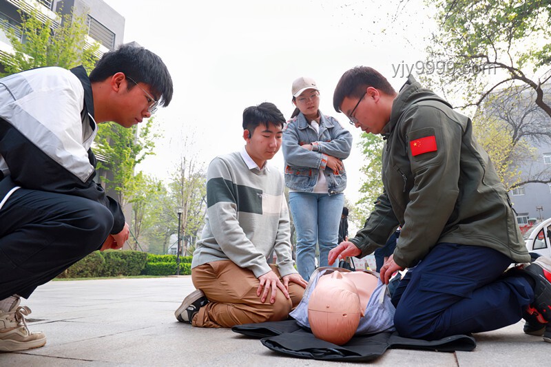 重庆学生被大爷手铐铐住事件：公民权利与私力救济边界